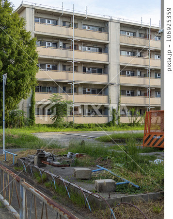 廃墟になった団地の風景 106925359