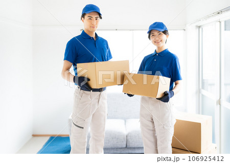 引っ越し業者イメージ_男女スタッフ 106925412