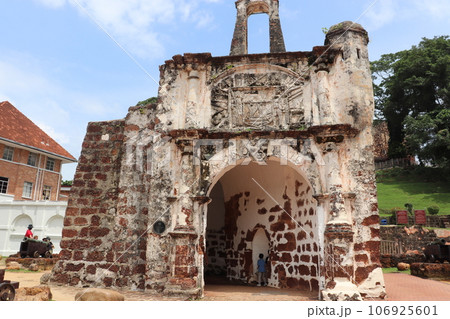 マラッカの中心にあるサンチャゴ砦 世界遺産 マレーシア マラッカの中心にあるサンチャゴ砦 世界遺産 マレーシア 106925601