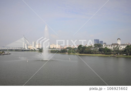 斜張橋と首相官邸　マレーシア　プトラジャヤ 106925602