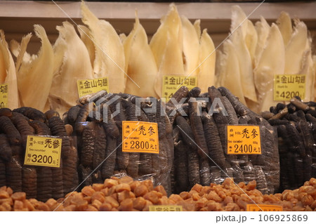 香港・徳輔道西の高級乾物店で売られる魚の超高級食材の日本産ナマコ(中央)、フカヒレ(上)を売る店 香港・徳輔道西の高級乾物店で売られる魚の超高級食材の日本産ナマコ(中央)、フカヒレ(上)を売る店 106925869