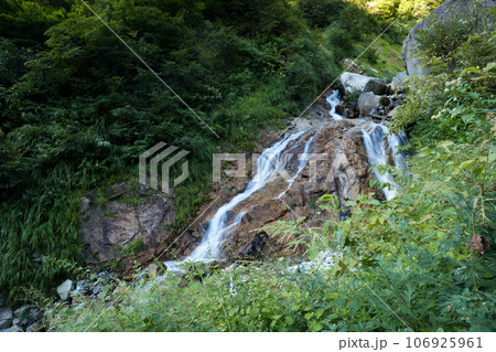 阿曽原谷の滝初秋10月の黒部峡谷水平歩道の風景 阿曽原谷の滝初秋10月の黒部峡谷水平歩道の風景 106925961