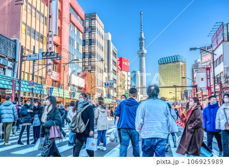 東京の都市風景 正月三が日歩行者天国の浅草 東京の都市風景 正月三が日歩行者天国の浅草 106925989