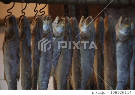 香港・徳輔道西で売られる塩干し魚(ハムユイ)。クサヤに似ていで臭いが美味。かつては安かったが今は高価 香港・徳輔道西で売られる塩干し魚(ハムユイ)。クサヤに似ていで臭いが美味。かつては安かったが今は高価 106926114