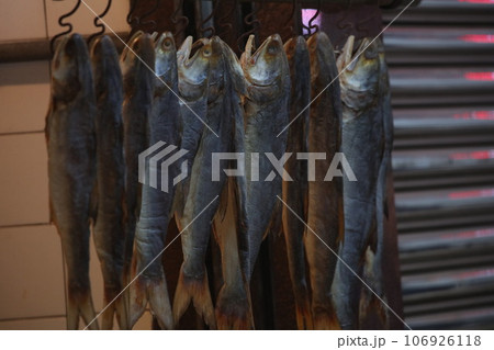 香港・徳輔道西で売られる塩干し魚（ハムユイ）。クサヤに似ていで臭いが美味。かつては安かったが今は高価 106926118