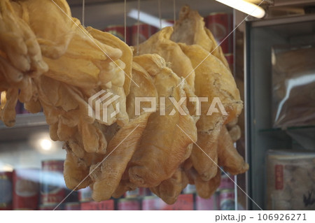 香港・徳輔道西の高級乾物店で売られる魚の高級食材の浮き袋（魚膠）。高級中華には欠かせない 106926271