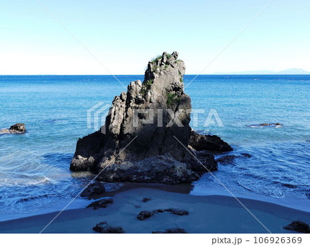海に浮かぶ岩 106926369