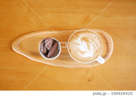 a cup of late coffee with flower shape design on top at cafe a cup of late coffee with flower shape design on top at cafe 106926420