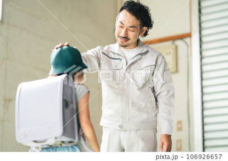町工場の父娘 106926657
