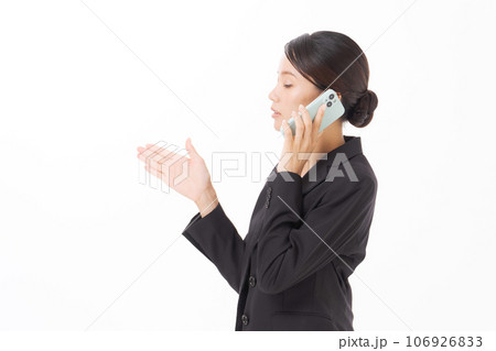 電話をするスーツの女性 106926833