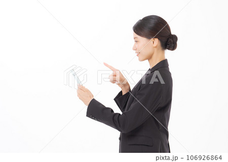 スマホを見るスーツの女性の横顔 スマホを見るスーツの女性の横顔 106926864