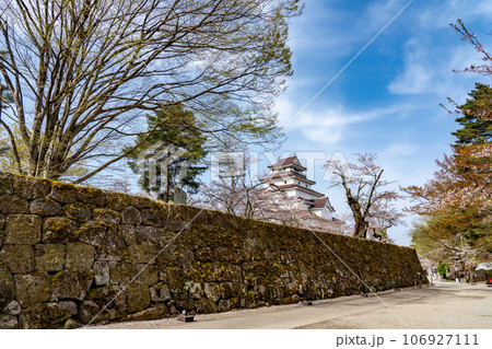 福島県会津若松市　桜咲く春の会津若松城の天守閣と石垣 106927111