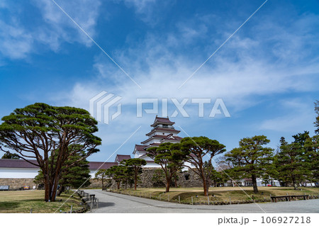 福島県会津若松市　大広間跡から見る春の会津若松城の天守閣と石垣 106927218