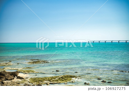 水晶のように透き通った海の美しいビーチ 106927275