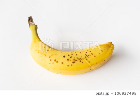 シュガースポットが出始めたバナナ 黒い斑点 茶色い斑点 シュガースポットが出始めたバナナ 黒い斑点 茶色い斑点 106927498