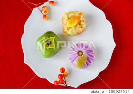 秋の和菓子3種　青柿　菊　紅葉 106927514