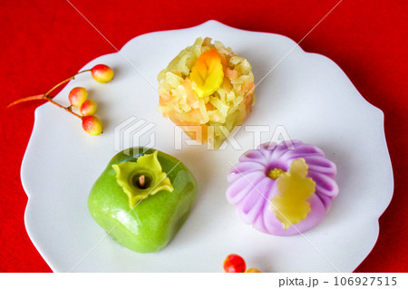 秋の和菓子3種 青柿 菊 紅葉 秋の和菓子3種 青柿 菊 紅葉 106927515