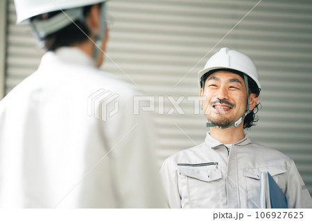 作業員に指導する現場監督 106927625