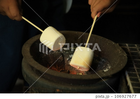 七輪で焼きマシュマロ 七輪で焼きマシュマロ 106927677