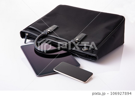 ビジネスバッグとタブレット端末。ビジネスイメージ 106927894