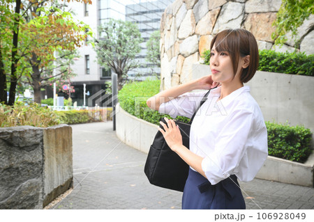 街中の歩道で待ち合わせの女性 106928049
