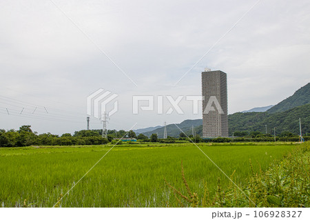 上山市のタワーマンションと田園風景 上山市のタワーマンションと田園風景 106928327