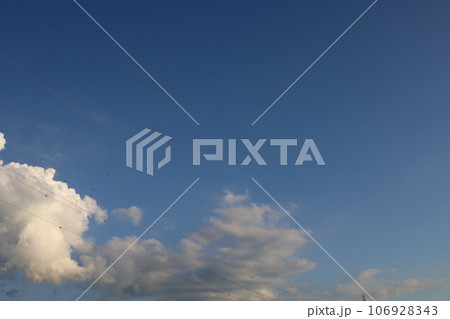 夕日に照らされた雲 106928343