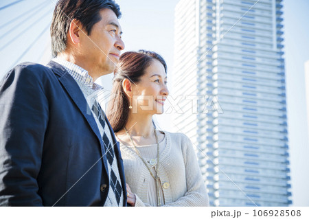 都会の川辺でデートをするミドルの夫婦 都会の川辺でデートをするミドルの夫婦 106928508