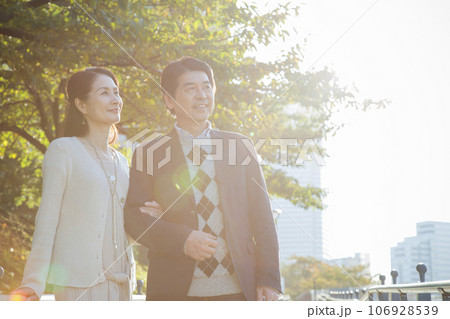 都会の川辺でデートをするミドルの夫婦 都会の川辺でデートをするミドルの夫婦 106928539