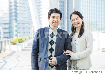 都会でデートをするミドルの夫婦 都会でデートをするミドルの夫婦 106928541