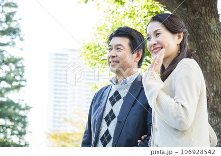 都会でデートをするミドルの夫婦 106928542
