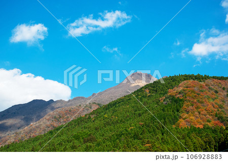 由布岳 湯布院|豊後富士とも呼ばれ、大分県のシンボリックな名峰です 由布岳 湯布院|豊後富士とも呼ばれ、大分県のシンボリックな名峰です 106928883