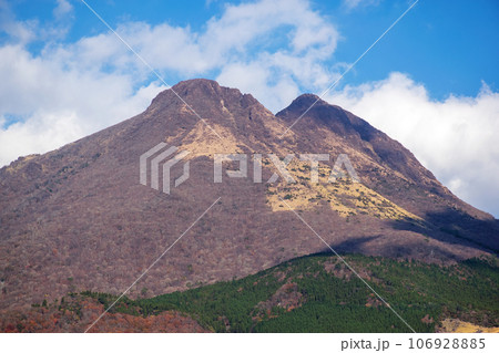 由布岳　湯布院｜豊後富士とも呼ばれ、大分県のシンボリックな名峰です 106928885