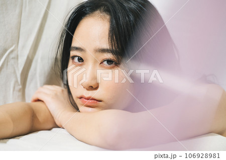 若い女性のビューティーイメージ 106928981