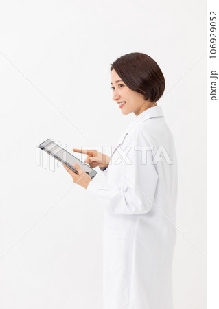 タブレットを持つ白衣の女性 タブレットを持つ白衣の女性 106929052