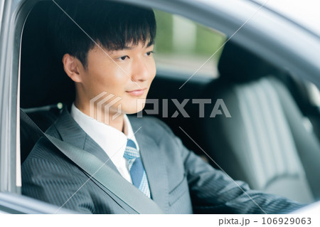 運転中睡魔に襲われるスーツの男性 106929063