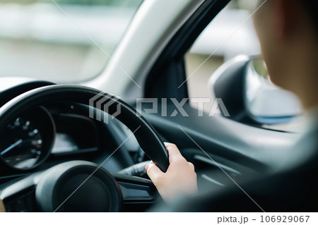 グレーの普通車を運転するスーツの男性　顔無し 106929067