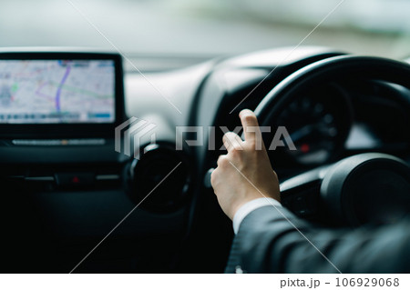 グレーの普通車を運転するスーツの男性　顔無し 106929068