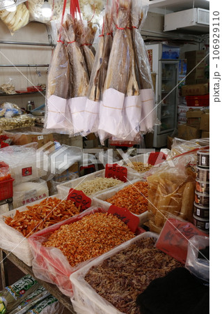 香港・徳輔道西の「海味街」で売られる塩干し魚(ハムユイ)。以前は安かったが現在は高価 香港・徳輔道西の「海味街」で売られる塩干し魚(ハムユイ)。以前は安かったが現在は高価 106929110