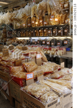 香港・徳輔道西の干し貝柱、塩干し魚などを売る店。何の料理に使うのか分からないものもある 106929118