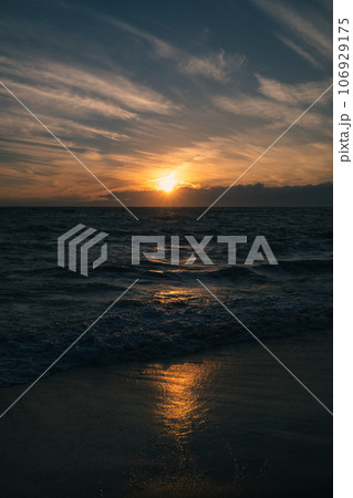 葉山、海に沈む夕日 葉山、海に沈む夕日 106929175