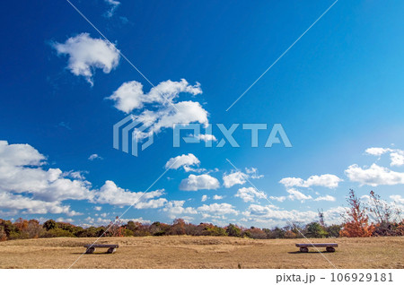 さわやかな秋の空【背景素材】 106929181