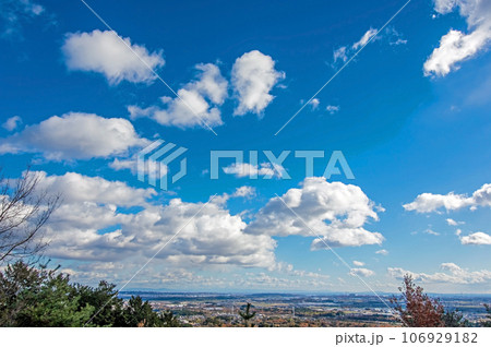 さわやかな秋の空【背景素材】 106929182