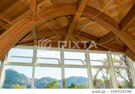 湯布院観光案内所　木造建築｜ガウディー建築を連想させるほどに見事な日本の木造アートです 106929296