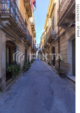 Small beauty street  106929391