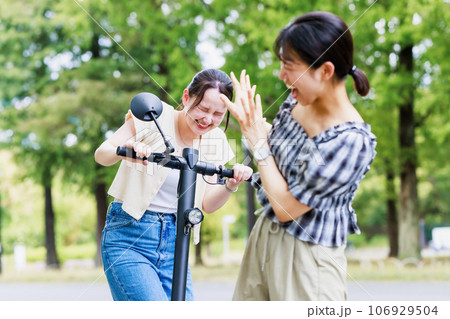 電動キックボードで歩行者と衝突 交通事故イメージ 電動キックボードで歩行者と衝突 交通事故イメージ 106929504