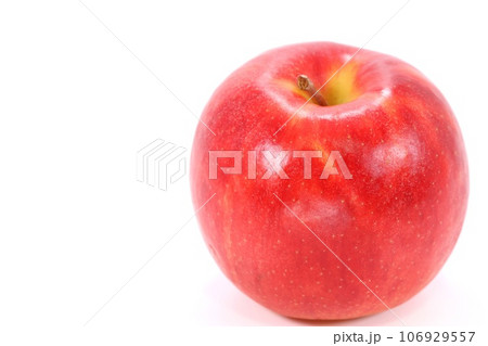赤いリンゴ　丸ごと1個　ジョナゴールド　明るい背景 106929557