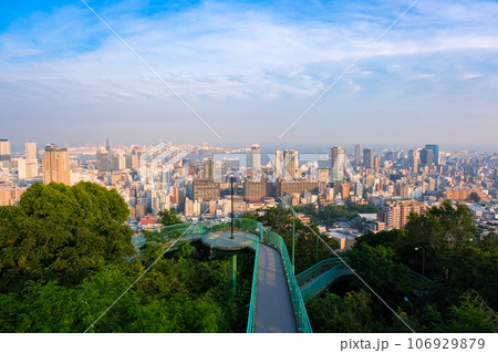 兵庫県神戸市 夕暮れのビーナスブリッジと神戸市の街並み 106929879