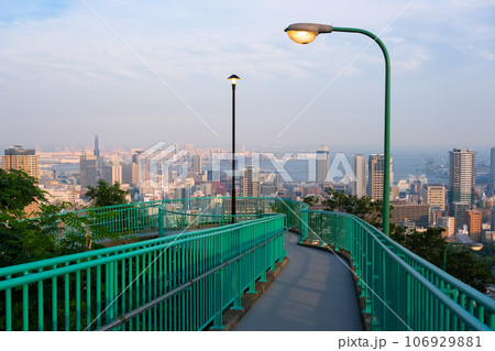 兵庫県神戸市 夕暮れのビーナスブリッジと神戸市の街並み 106929881