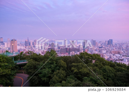 兵庫県神戸市 ビーナステラスから見る夕暮れの神戸市 106929884